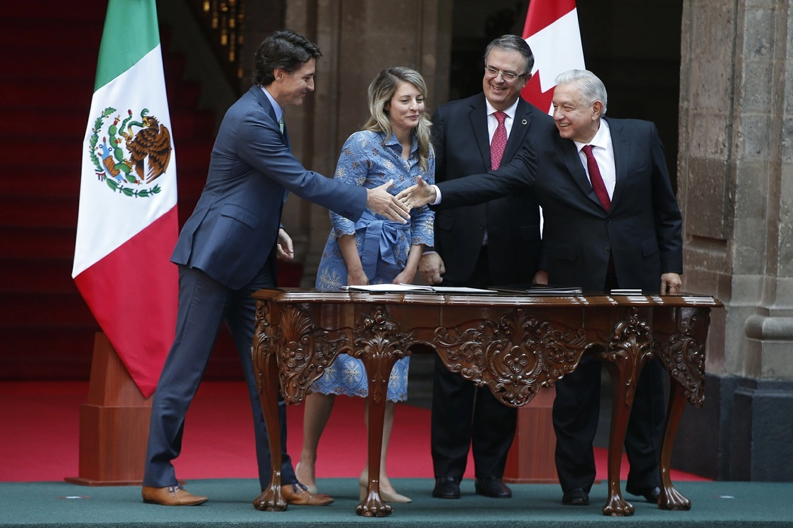 El presidente de México, Andrés Manuel López Obrador, derecha, y el primer ministro de Canadá, Justin Trudeau, estrechan la mano después de la firma de un memorándum de entendimiento en materia de atención a comunidades étnicas, ayer 11 de enero en Palacio Nacional. Foto José Antonio López