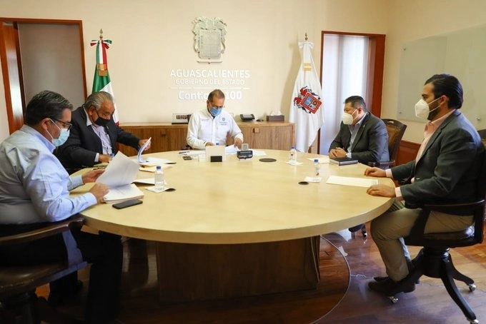 El gobernador de Aguascalientes, Martín Orozco, al centro durante una reunión con integrantes de su equipo de trabajo. Foto tomada del Twitter de @MartinOrozcoAgs