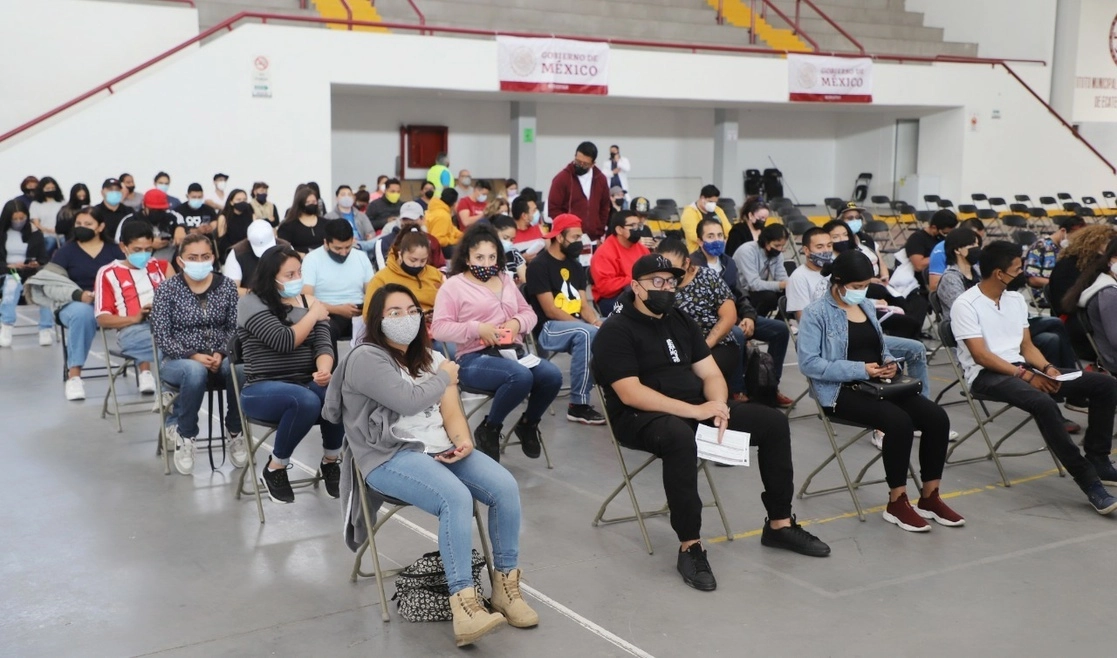 La próxima semana se aplicará la segunda dosis a 340 mil adolescentes de 15 a 17 años. Foto La Jornada