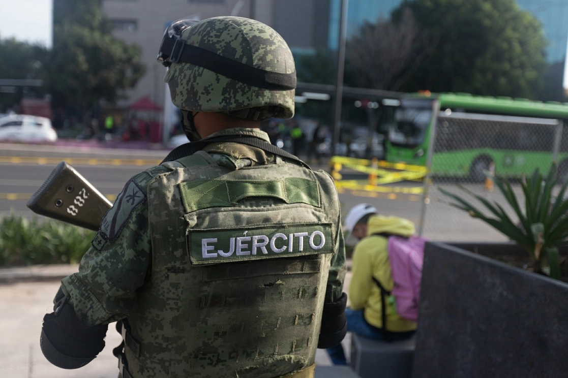 Un elemento del Ejército supervisa el paradero provisional para suplir a la Línea 1 del Metro, en la CDMX, que se encuentra en proceso de renovación, afuera de la estación Balderas. Foto Pablo Ramos