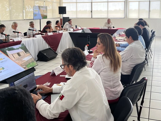 El presidente López Obrador durante una reunión para supervisar los trabajos trabajos de obra del Tren Maya. Foto X @lopezobrador_