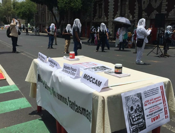 Los colectivos #NoVivimosdelAplauso y el MOCCAM realizaron ayer miércoles un performance cultural-político titulado "!No somos fantasmas!" frente a la Secretaria de Gobernación. Foto Guillermo Sologuren