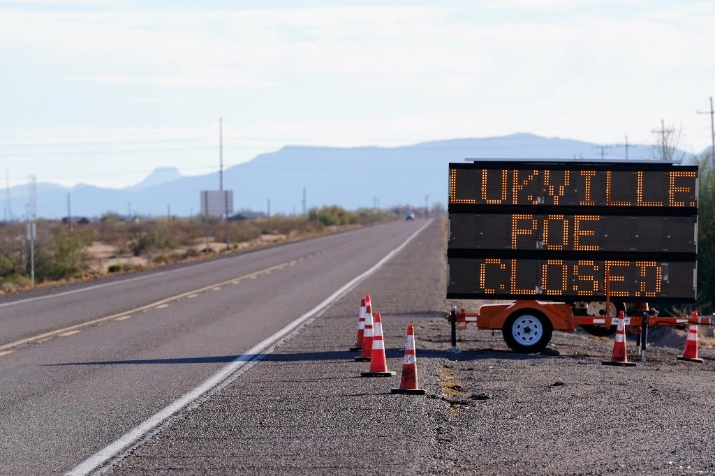 Un letrero publicado en Arizona Rt. 85 informa a los conductores que el puerto de entrada de Lukeville está cerrado mientras una oleada de miles de migrantes se reúnen a lo largo de la frontera en Glia Bend, Arizona. Foto AP 