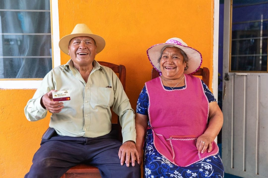 Personas beneficiadas con programas sociales del gobierno federal muestran su credencial del Banco Bienestar 