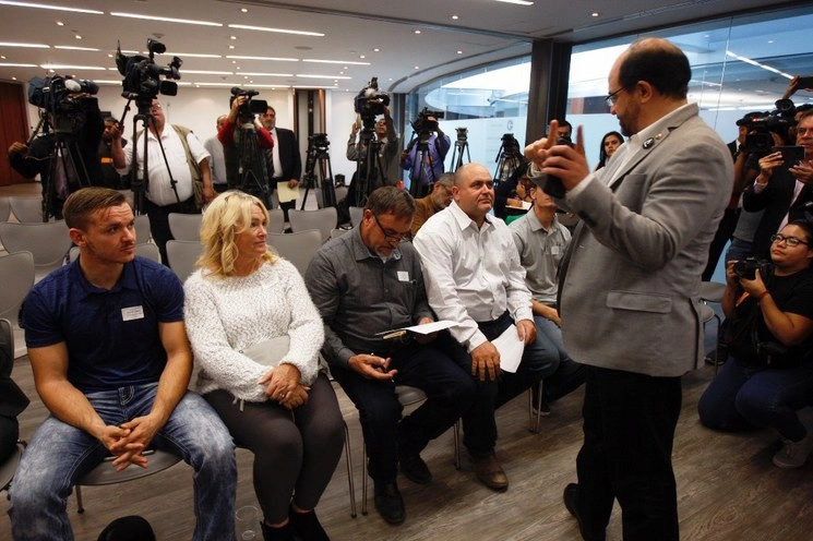 Integrantes de la familia LeBarón hablan con el senador Emilio Alvarez Icaza, durante una conferencia de prensa que ofrecieron sobre la masacre en Sonora, ocurrida en noviembre pasado. Foto Cristina Rodríguez / archivo