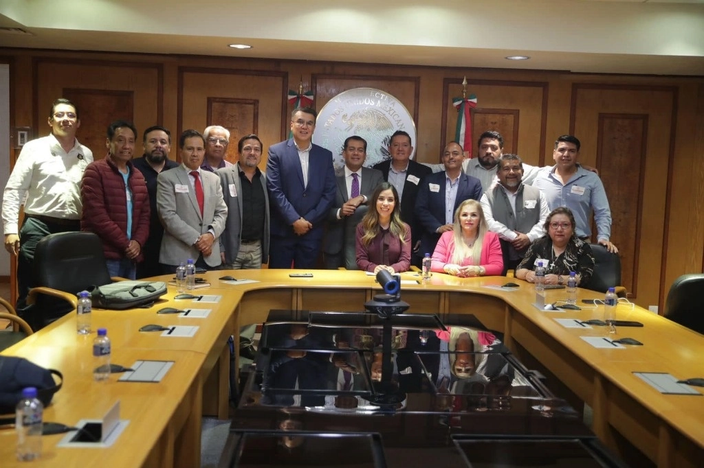 Una comitiva del FNSEMS fue recibida por diputados federales. Imagen tomada de https://www.facebook.com/ramonflorespt