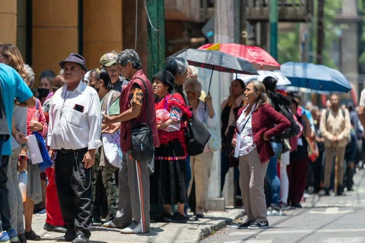 Adultos mayores hacen fila en un Banco del Bienestar en la colonia Tabacalera para recibir los apoyos federales. Foto Pablo Ramos 