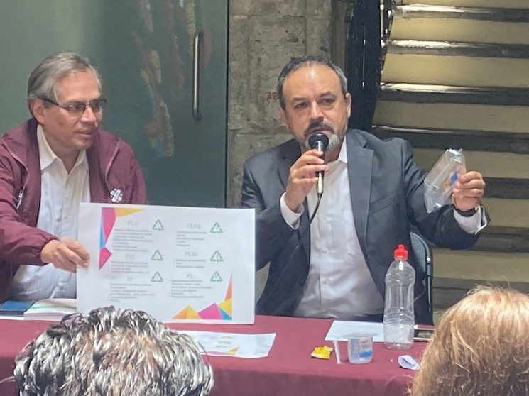 El objetivo del trueque es promover la cultura del reciclaje y concientizar que los residuos plásticos recolectados pueden reutilizarse para impulsar una industria química limpia, responsable y sustentable. Foto 'La Jornada'