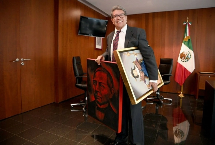 El senador Ricardo Monreal dejó este lunes su puesto como presidente de la Jucopo luego de solicitar una licencia para separarse de su cargo y cumplir con los requisitos para participar en el proceso de elecciones del 2024. Al dejar su oficina, Monreal se llevó algunas de sus pertenencias como su cuadro de Benito Juárez y el Santo Niño de Atocha. Foto Cuartoscuro