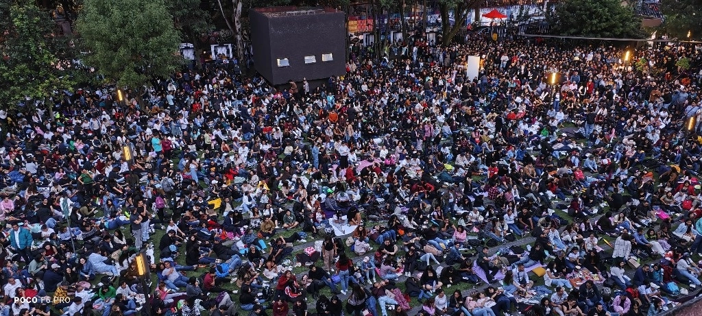 Espectadores observan el documental de Juan Gabriel en la Cineteca Nacional. Foto La Jornada