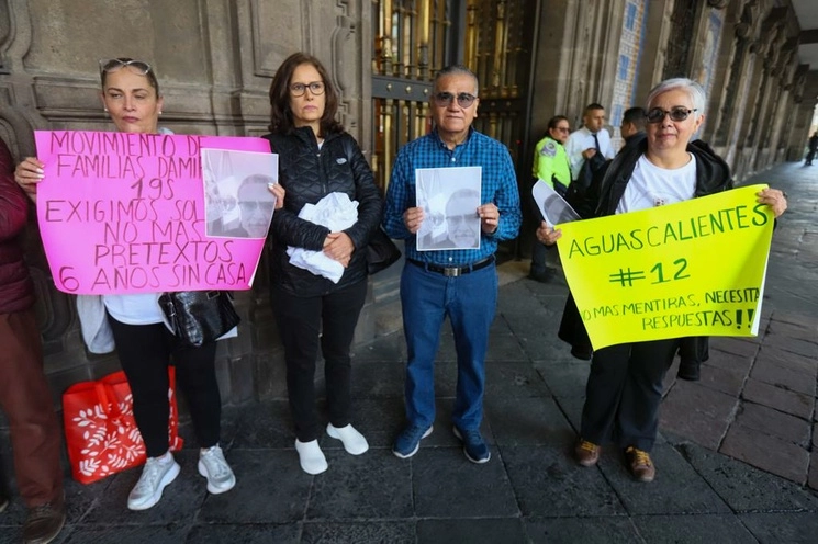 Integrantes del movimiento de familias damnificadas del 19S protestan frente a las oficinas del Gobierno capitalino por el incumplimiento de acuerdos y apoyos prometidos por la pasada y la actual administración local, el 15 de agosto de 2023. Foto Pablo Ramos