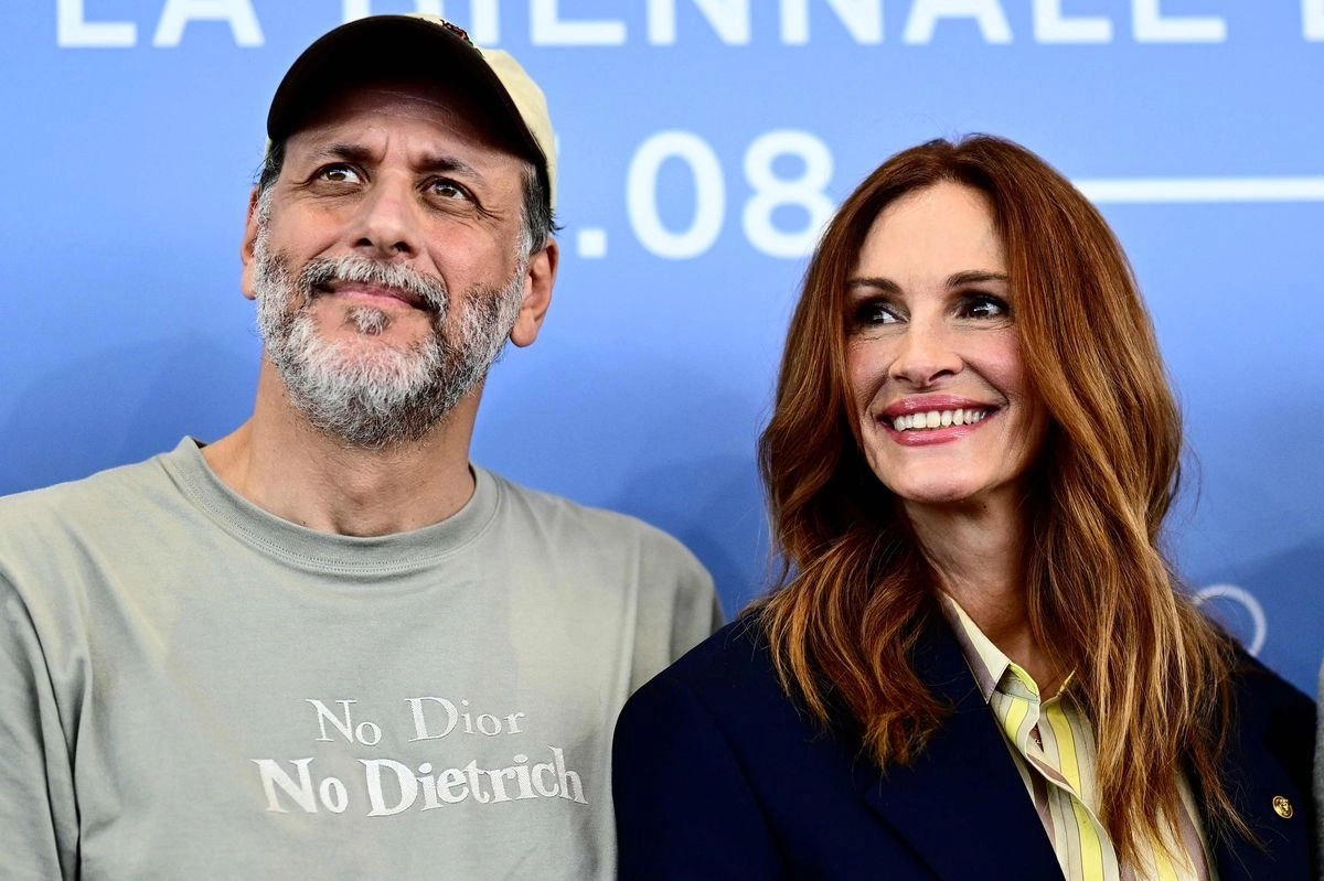 El director italiano Luca Guadagnino y la actriz estadounidense Julia Roberts tras la proyección de 'After the Hunt', cinta presentada fuera de competencia en el 82 Festival Internacional de Cine de Venecia, el 29 de agosto de 2025. Foto 