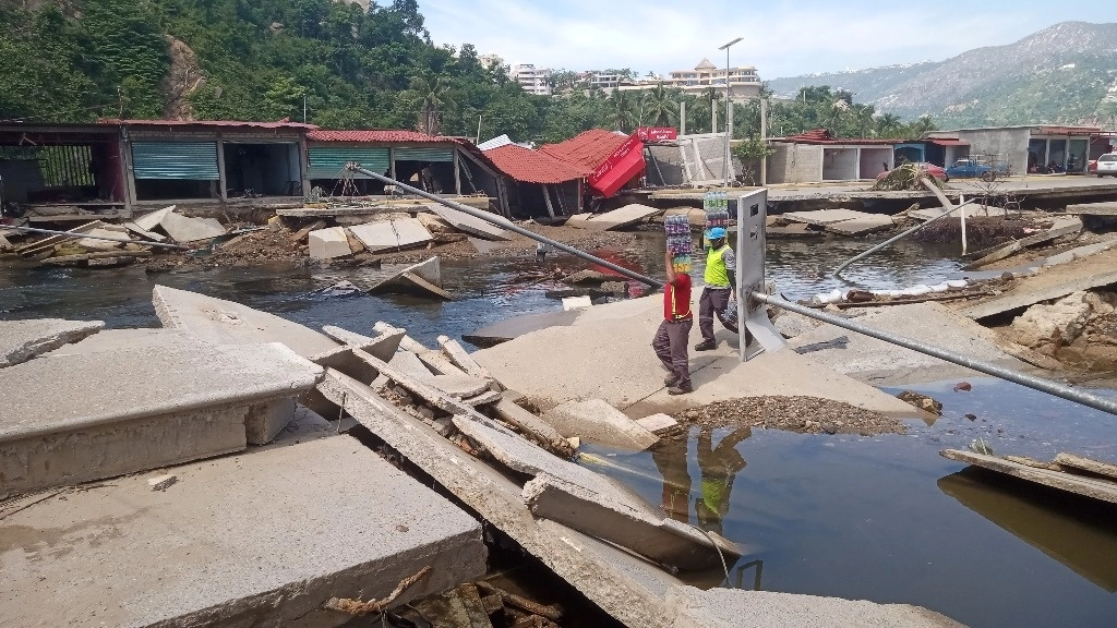 Al menos 13 restaurantes de playa Revolcadero, en Acapulco serían demolidos tras las afectaciones que causó el huracán 'John'. Foto Héctor Briseño/Archivo