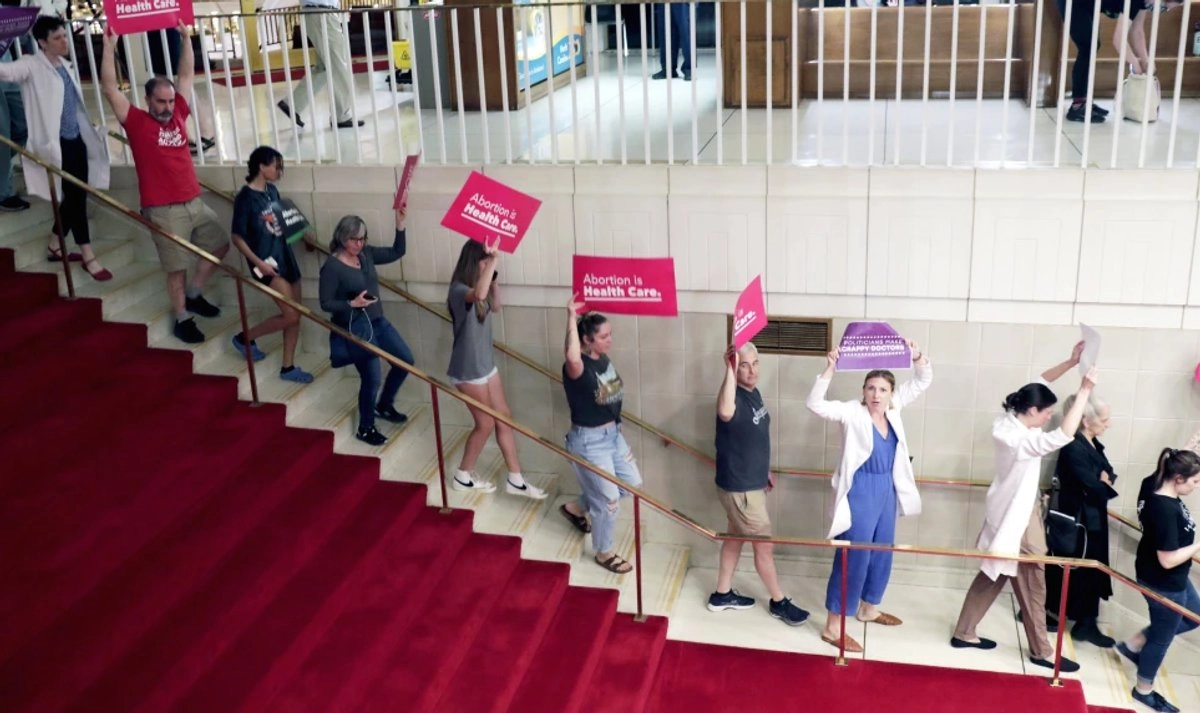 Manifestantes a favor del aborto son retiradas tras lanzar consignas del Capitolio en Raleigh, Carolina del Norte. 