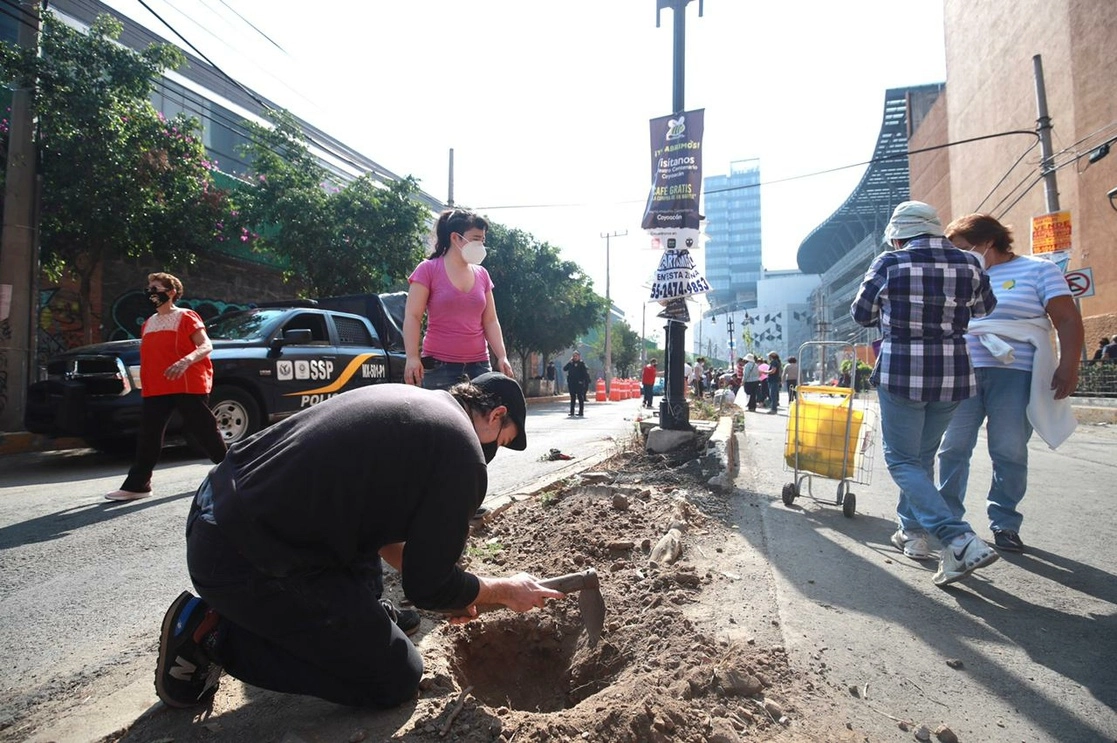 Vecinos del Pueblo de Xoco plantaron ayer árboles en la calle Real de Mayorazgo, donde la empresa Mitikha había talado. Foto Luis Castillo