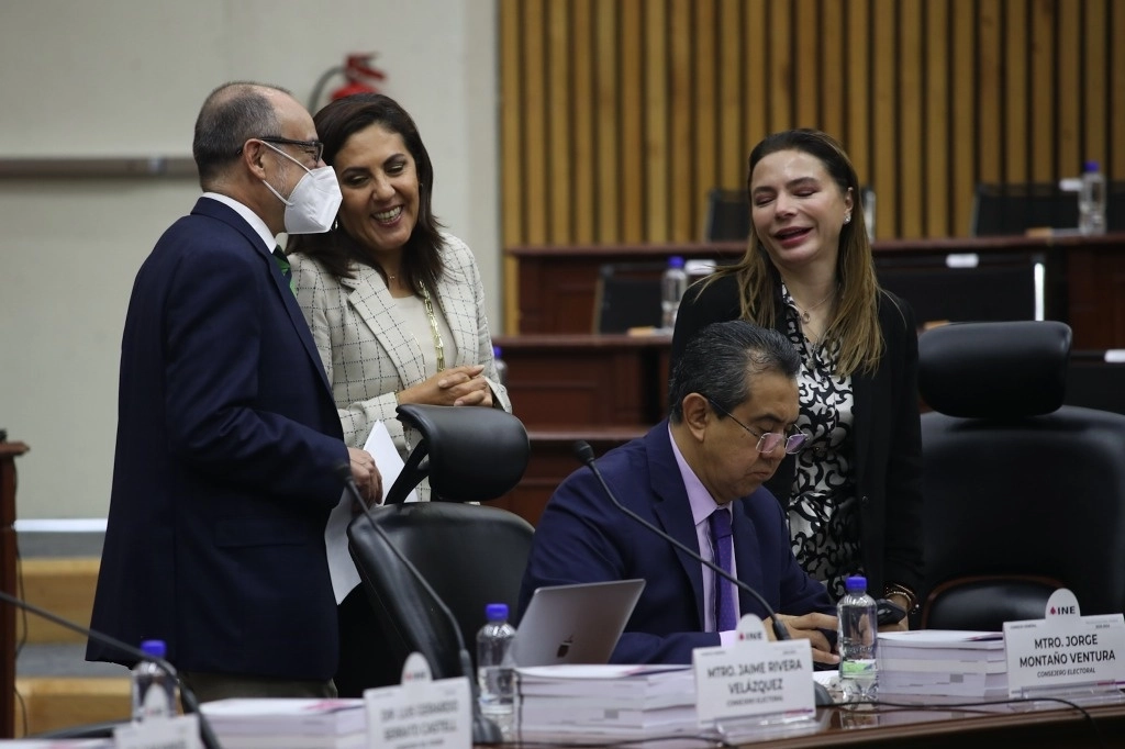 Hoy debate comisión del INE anteproyecto de reparto de ‘pluris’. En la imagen, Jaime Rivera, Claudia Zavala, Carla Humprey y Jorge Montaño. Foto Jazmín Ortega Cortés 