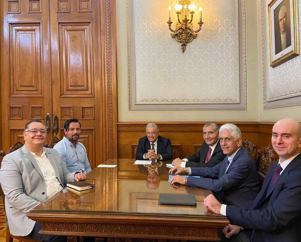 El mandatario luego de una sesión de trabajo en Palacio Nacional a la que asistió Adán Augusto López, secretario de Gobernación; Germán Martínez, director Conagua; Carlos Torres, del área técnica de la Presidencia, Gabriel García e Isauro Martínez, quien también va a tener una responsabilidad en Sinaloa. Foto tomada del Twitter de @lopezobrador_