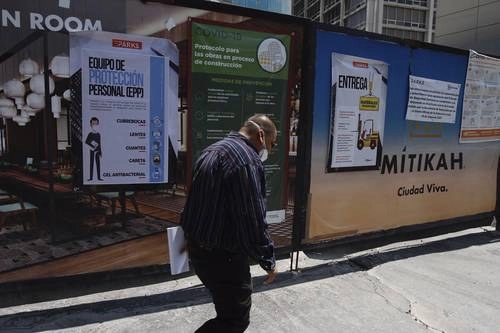 A pesar de reanudar labores dentro de la torre, afuera permanecen obras rezagadas. Foto Cristina Rodríguez
