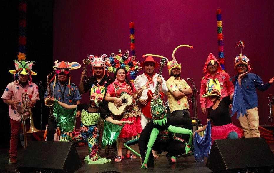 El grupo empezó a trabajar con música original para las infancias en 2015, fue creado por Karla Mar y Rogelio Morales, compositores, músicos y promotores culturales, originarios de Oaxaca.