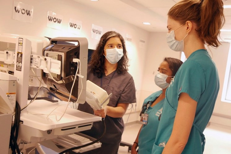 La neuróloga Alexandra Reynolds sostiene parte de un dispositivo que rastrea el flujo sangu{ineo en el cerebro, en un hospital de Nueva York. La médica revisa a pacientes con Covid-19, que se encuentran en estado de coma, en busca de signos de derrame cerebral cuando se topó sobre una nueva pista sobre como el coronavirus puede dañar los pulmones. Foto Ap