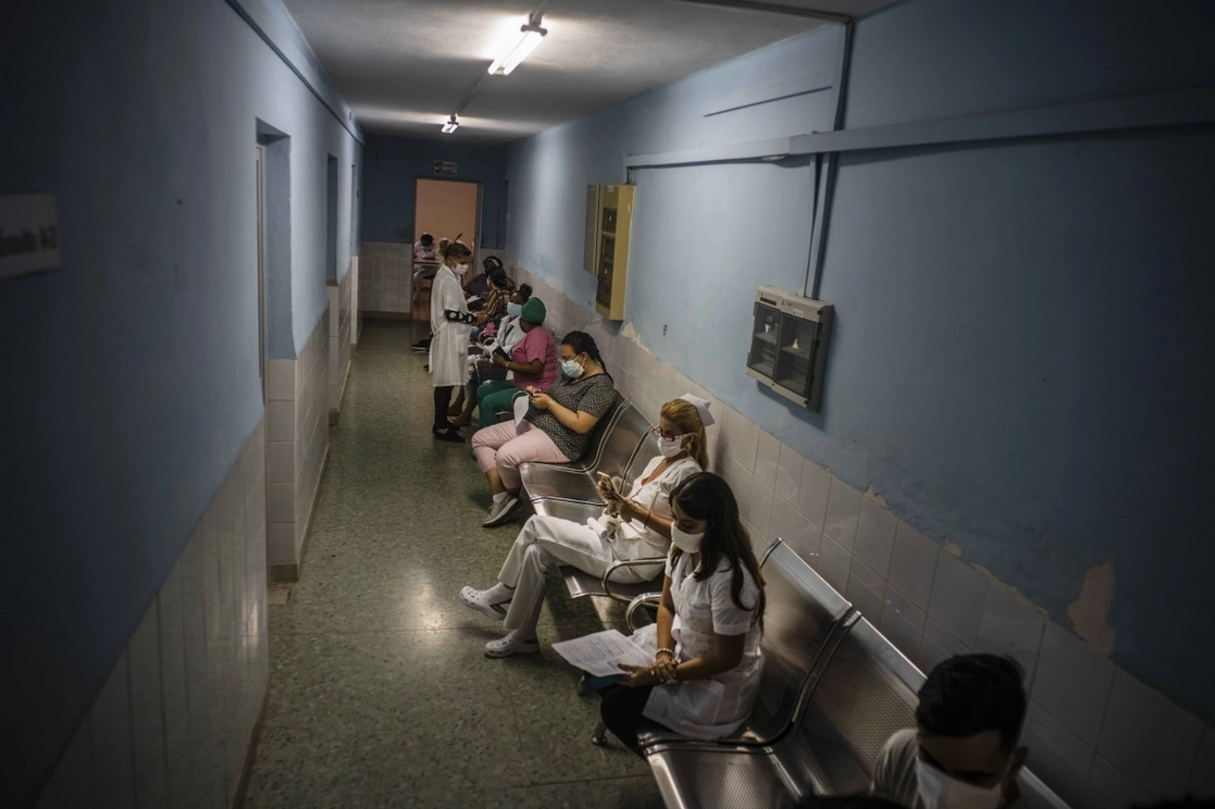 Trabajadores de Salud esperan para ser vacunados contra el coronavirus en La Habana, Cuba, el 24 de marzo de 2021. Foto Ap 