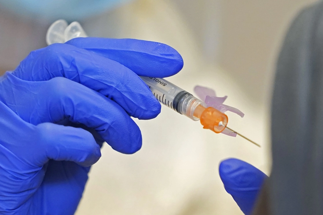Personal de salud del Seattle Indian Health Board aplica una vacuna de la farmacéutica Moderna para el coronavirus, el 15 de marzo de 2021 en Seattle, Estados Unidos. Foto Ap
