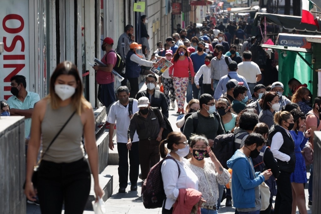 Transeúntes en una calle del Centro Histórico de la capital. Foto: Roberto García