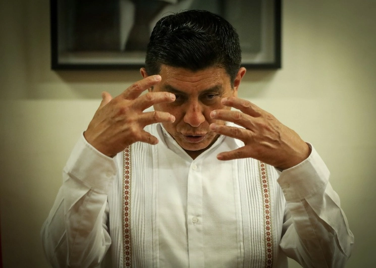 El gobernador morenista de Oaxaca, Salomón Jara Cruz, durante una conferencia de prensa realizada en enero pasado en el salón Ricardo Flores Magón del palacio de gobierno, donde habló sobre las acciones para pacificar la zona triqui. Foto Jorge A. Pérez Alfonso 