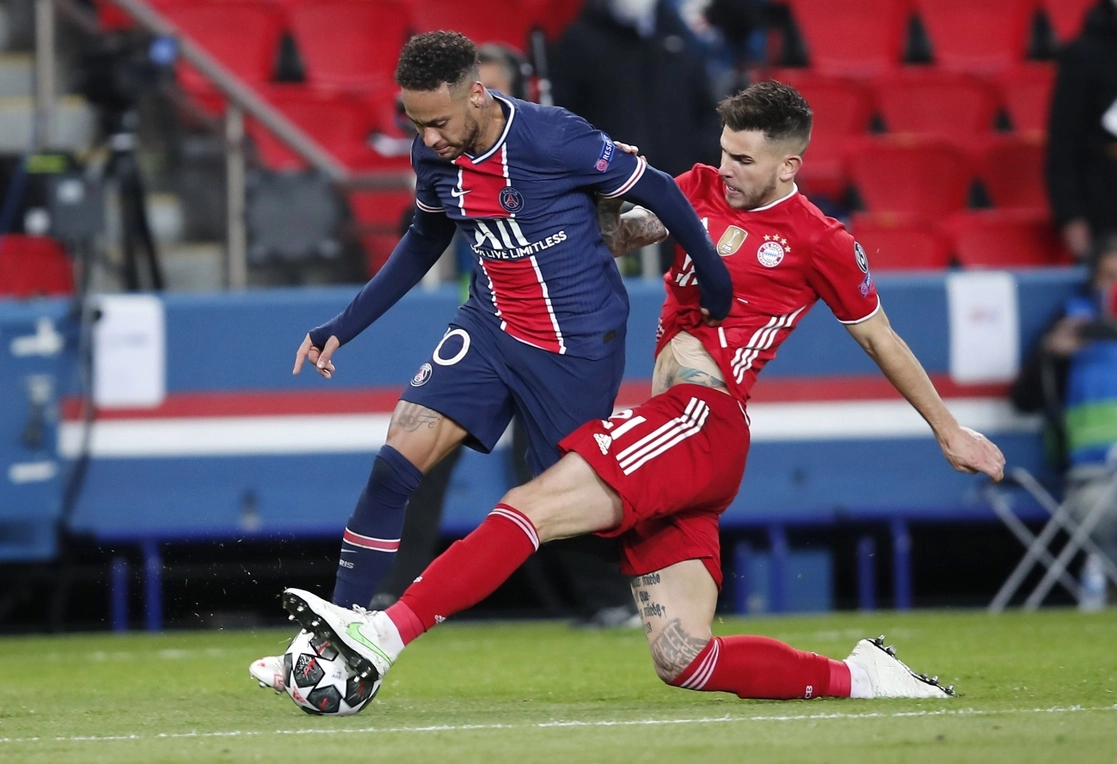 El brasileño Neymar (de azul) tuvo una buena actuación para los parisinos al estrellar dos balones en los postes. Foto Ap