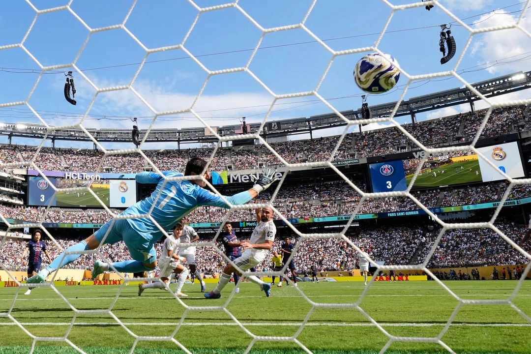 Goncalo Ramos (9), del Paris Saint-Germain, anota el cuarto gol de su equipo ante el portero del Real Madrid, Thibaut Courtois (1), durante la semifinal del Mundial de Clubes entre el PSG y el Real Madrid en East Rutherford, Nueva Jersey, el miércoles 9 de julio de 2025. 