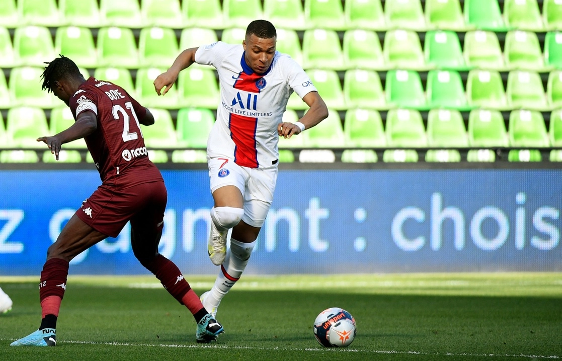 Kylian Mbappé marcó un doblete en el duelo ante el Mentz. Con la victoria, el PSG ocupa momentáneamente la cima de la Ligue 1. Foto Afp
