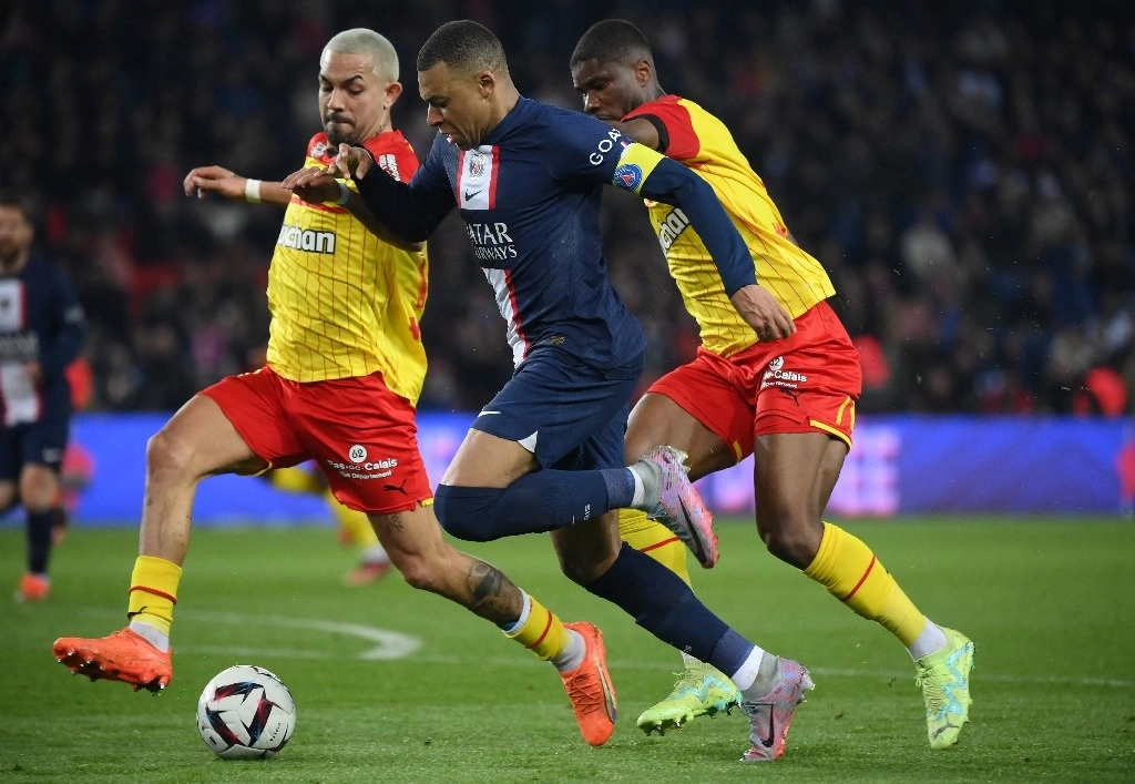 El París Saint-Germain dio un gran paso hacia su objetivo de revalidar su título en la Ligue 1 francesa al ganar en casa 3-1 al Lens, segundo clasificado. Foto Afp