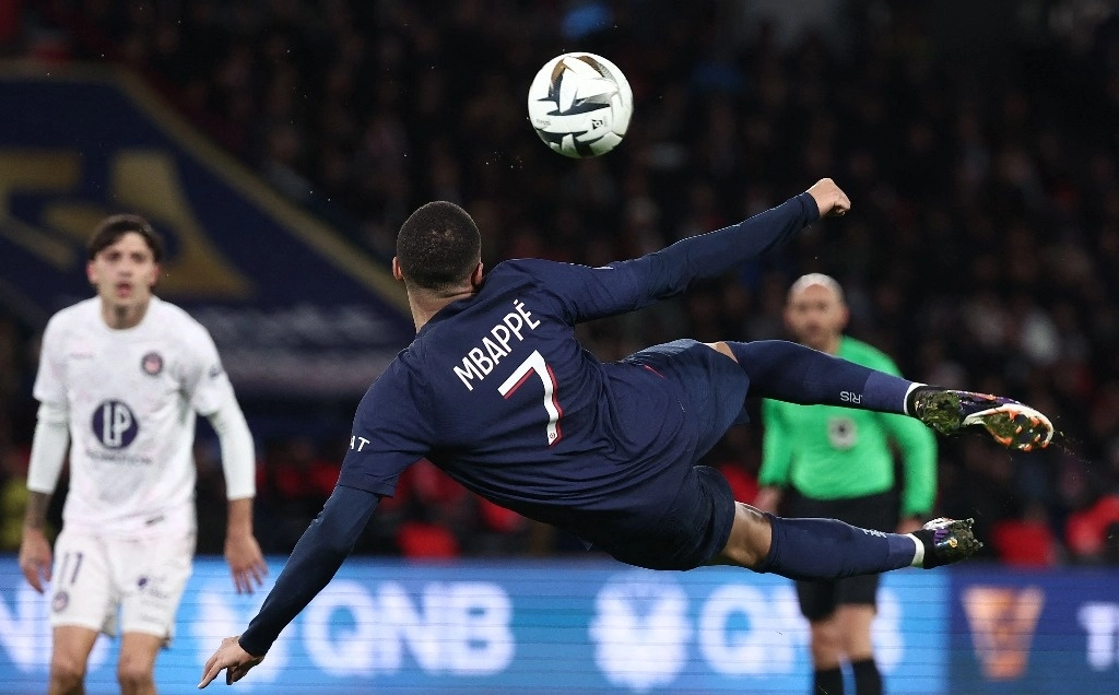 El francés Kylian Mbappé se convirtió en el máximo goleador del PSG en la Copa de Francia. Foto Afp / Archivo