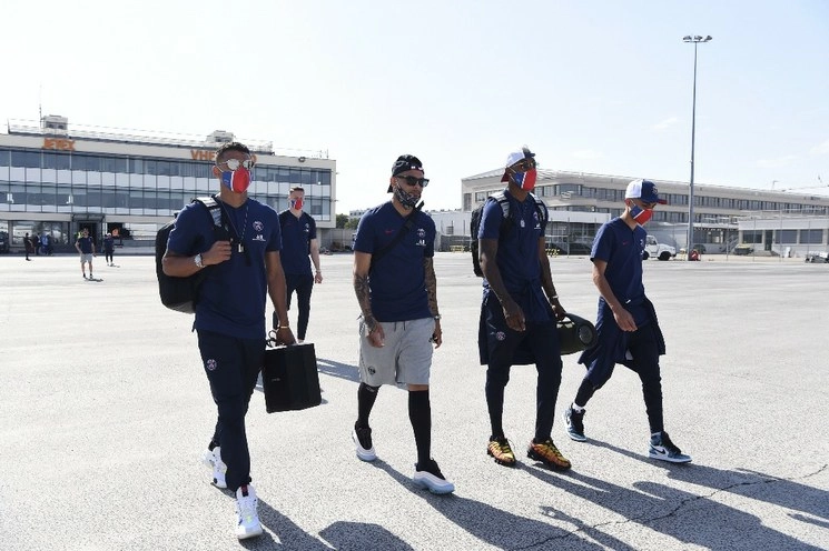 El Paris SG llegó a Faro, Portugal, donde permanecerá tres días preparando su duelo de cuartos de final de la Liga de Campeones. Foto Twitter @PSG_espanol