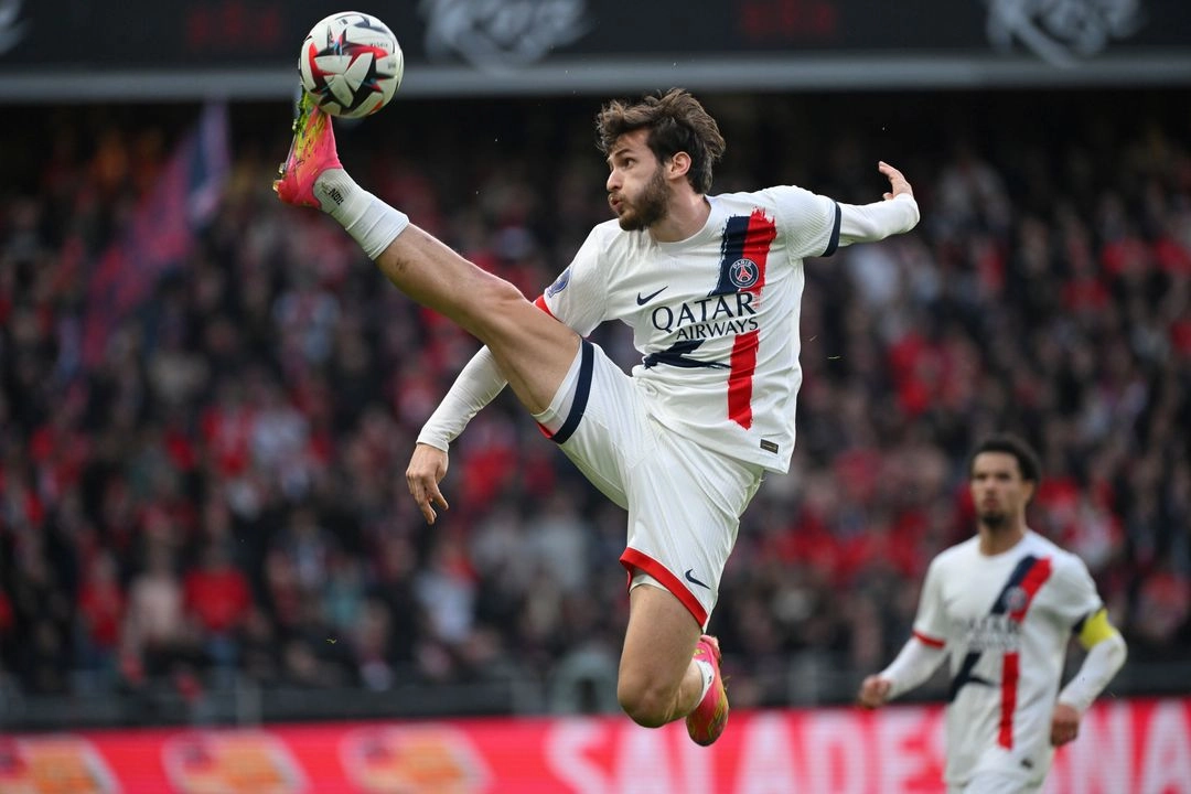 Khvicha Kvaratskhelia del PSG controla el balón en el duelo de la fecha 25 de la Ligue 1 ante Rennes. Foto 