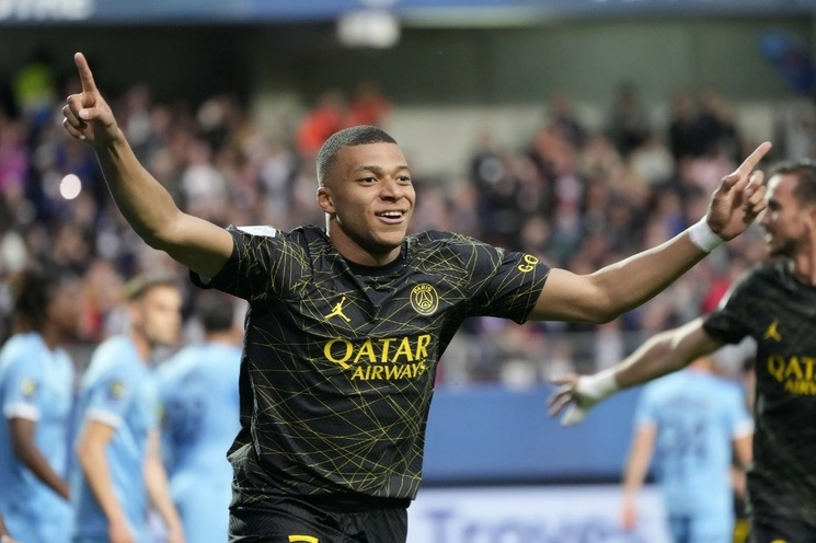 El delantero francés, Kylian Mbappé, tiene contrato con el PSG hasta junio de 2024. Foto Ap / Archivo