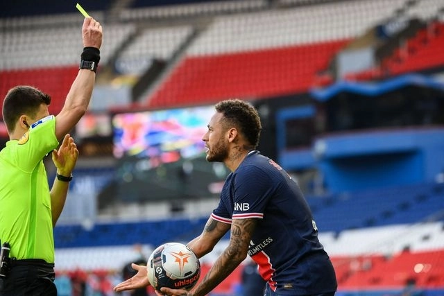 El Lille se situó líder en solitario del campeonato francés con tres puntos de ventaja sobre el París Saint-Germain, al que se impuso 1-0 en el Parque de los Príncipes, en un partido en el que Neymar fue expulsado. Foto Afp