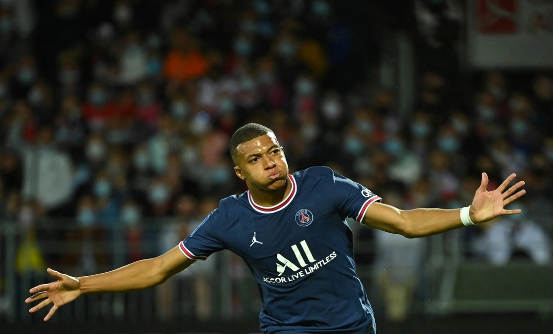 El Paris Saint-Germain rechazó una oferta del Real Madrid por el delantero francés Kylian Mbappé, dijo la cadena de televisión BFM, citando al director deportivo del club, Leonardo. Foto Afp / Archivo