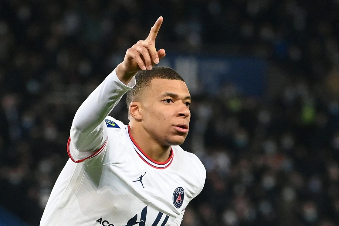 Con asistencia de Lionel Messi, Kylian Mbappé marcó el gol de la victoria ante Rennes al minuto 92. Foto Afp
