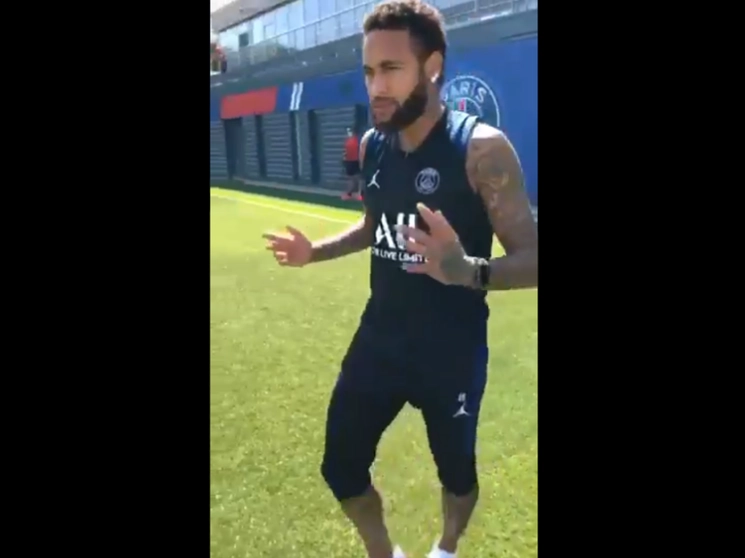 "¡Regreso a los terrenos!", publicó en Twitter el campeón de Francia, con un video de su estrella brasileña entrando al campo de entrenamiento de Saint-Germain-en-Laye. Foto tomada del Twitter de @PSG_espanol
