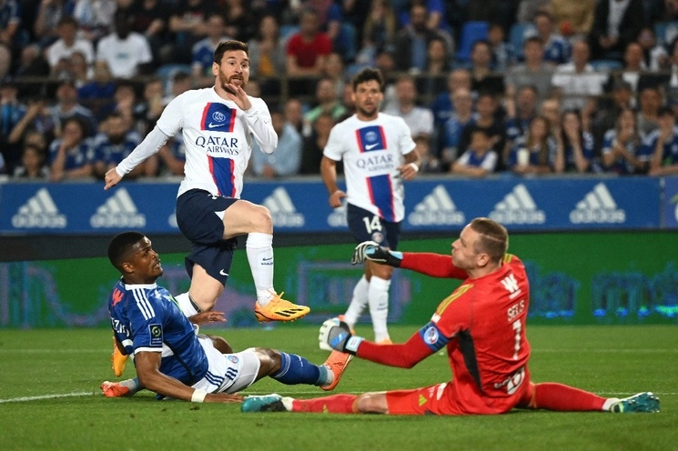 Lionel Messi anotó el gol del PSG al minuto 59; con el empate los de París levantan su trofeo de Ligue 1 número 11. Foto Afp