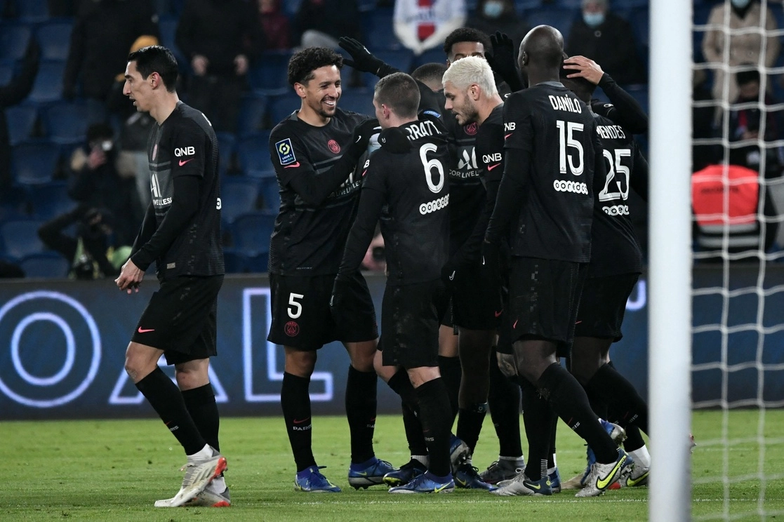 El PSG celebra la anotación de Thilo Kehrer ante Brest; el conjunto parisino marcha como líder absoluto en la Ligue 1. Foto Afp