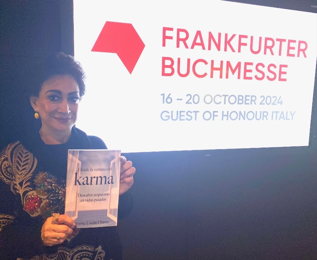 Norma Lisétte Chávez, con su libro Desde la Ventana del Karma en la Feria del Libro de Frankfurt en Alemania. Foto  Alia Lira Hartmann