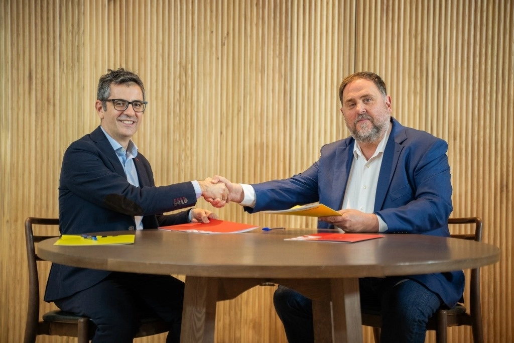  Félix Bolaños y Oriol Junqueras sellan el acuerdo entre el PSOE y ERC para investir a Sánchez, el 2 de noviembre de 2023. Foto Europa Press