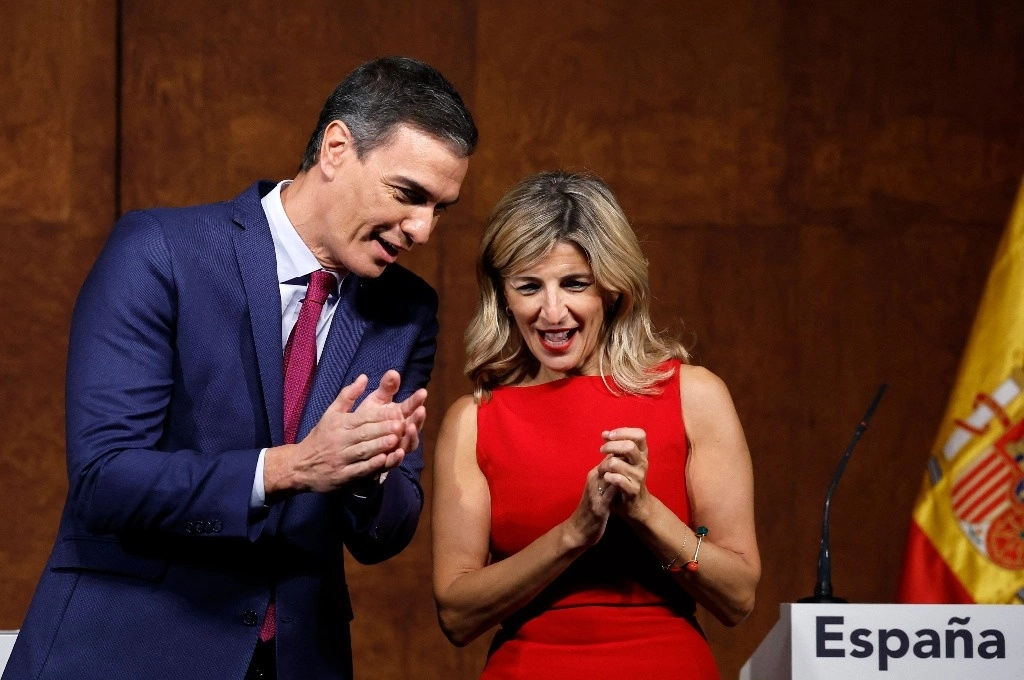 El presidente del gobierno español Pedro Sánchez y la líder de Sumar y vicepresidenta segunda del Gobierno y ministra de Trabajo en funciones, Yolanda Díaz hoy en Madrid. Foto Afp 