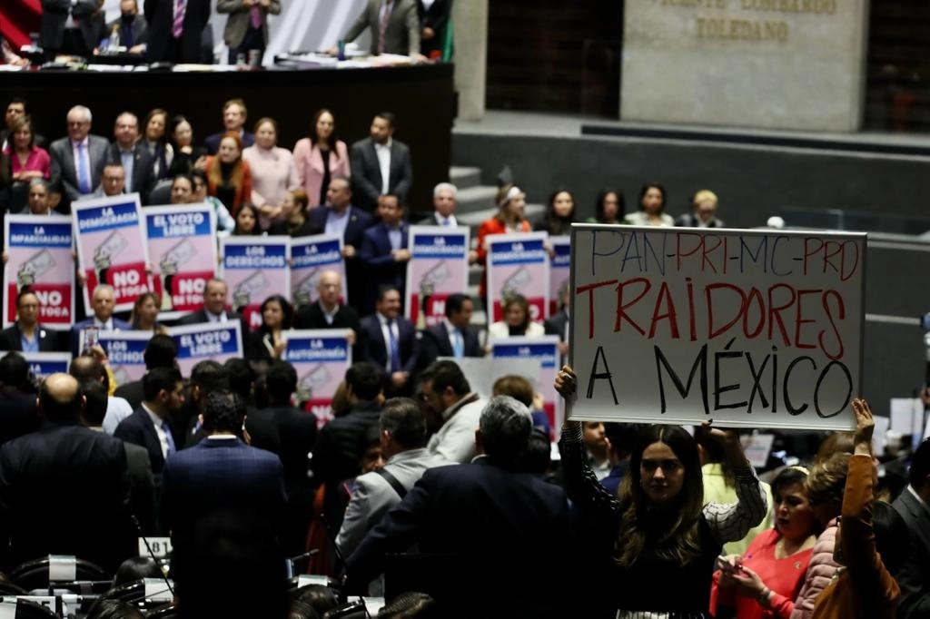 Los petistas también lograron incluir en el llamado plan B, un artículo para que la autoridad administrativa electoral y la jurisdiccional no puedan emitir nuevos criterios. Foto Roberto García Ortiz