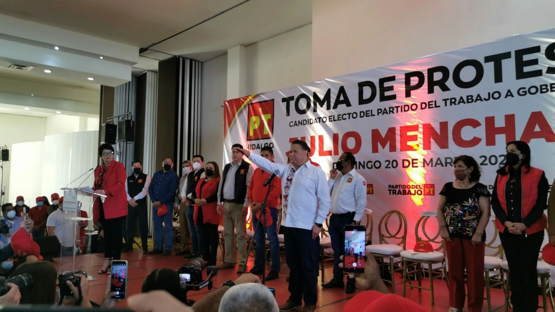 Julio Menchaca rindió protesta para ser postulado por el PT como candidato a la gubernatura de Hidalgo junto con Morena, Nueva Alianza y Verde. Foto Juan Ricardo Montoya