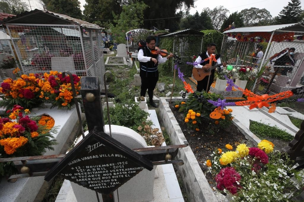 Familiares visitan el panteón de San Pedro, en la alcaldía de Iztacalco, para limpiar y arreglar las tumbas de sus difuntos, en el marco del Día de Muertos, en la Ciudad de México, el 1 de noviembre de 2022. Foto José Antonio López