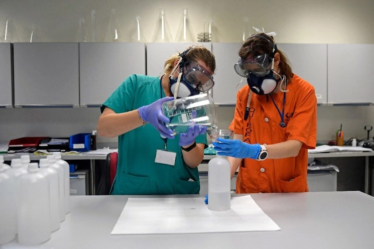 Trabajadoras de la salud preparan bolsas de medicamentos en el laboratorio de farmacia del Hospital Ramón y Cajal, de Madrid. Foto AFP