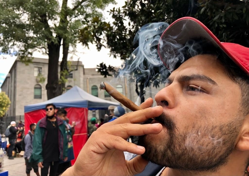 Consumidor de mariguana durante una protesta. Foto Roberto García Ortiz / Archivo